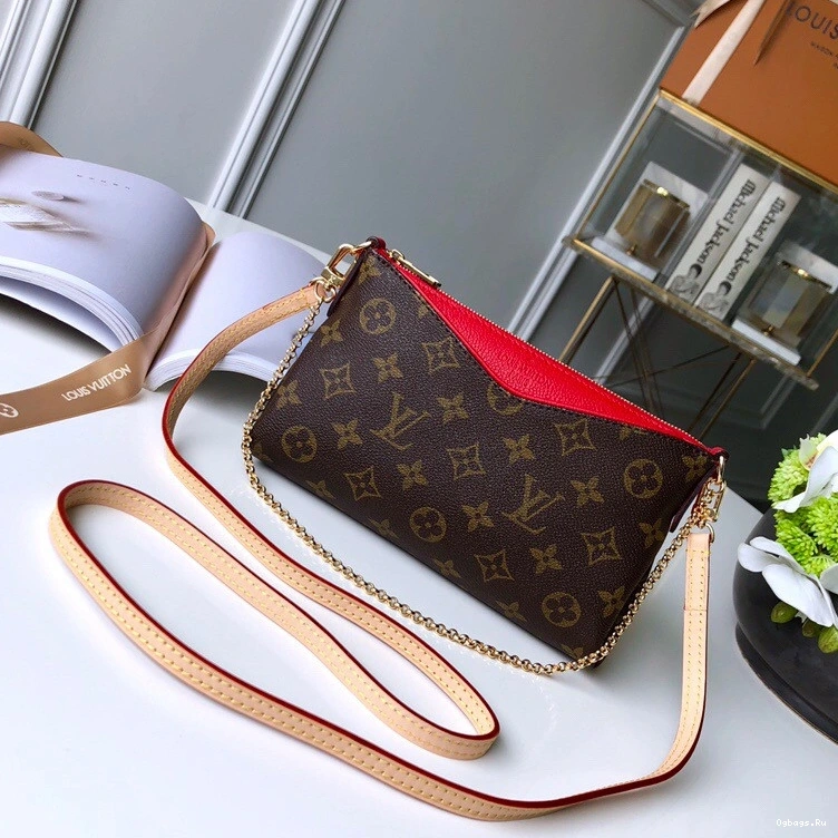 CHANELUTCH Vuitton Louis PALLAS 0114